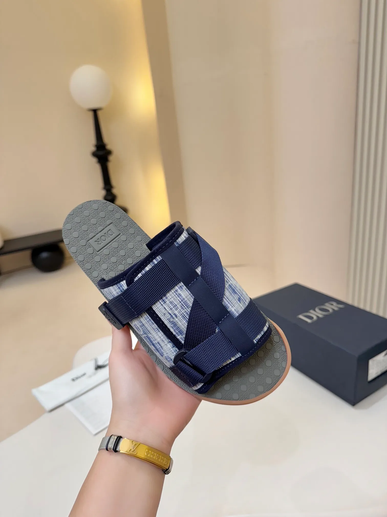 [Dior] P: 300💰 -Size: 38-46 Dior Dior D’s classic men’s slippers, high-end boutique, original material, pure cotton printed canvas upper, fine workmanship, super soft sole, casual, loose and comfortable, a must-have in summer! !